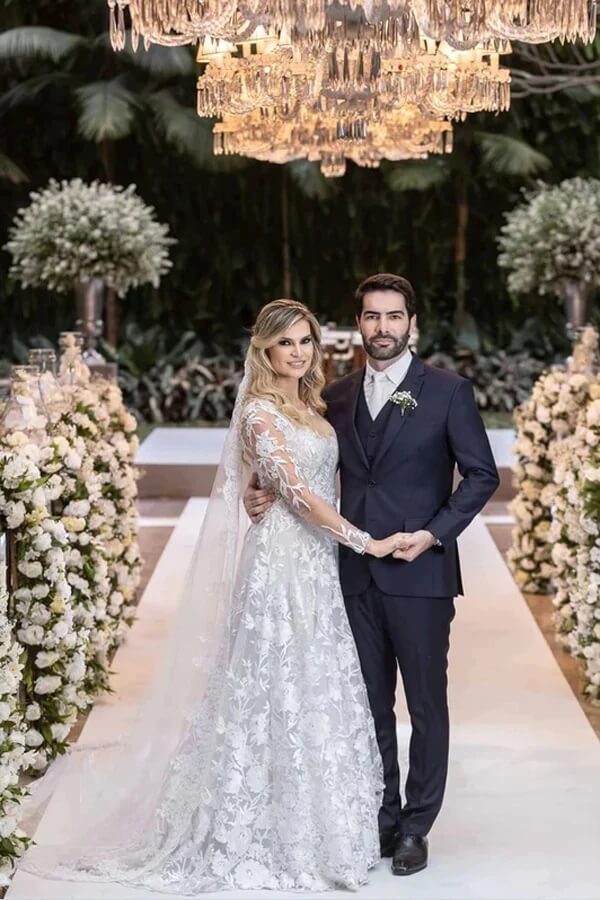 Tulle Lace A-line Wedding Dresses With Court Train MW918
