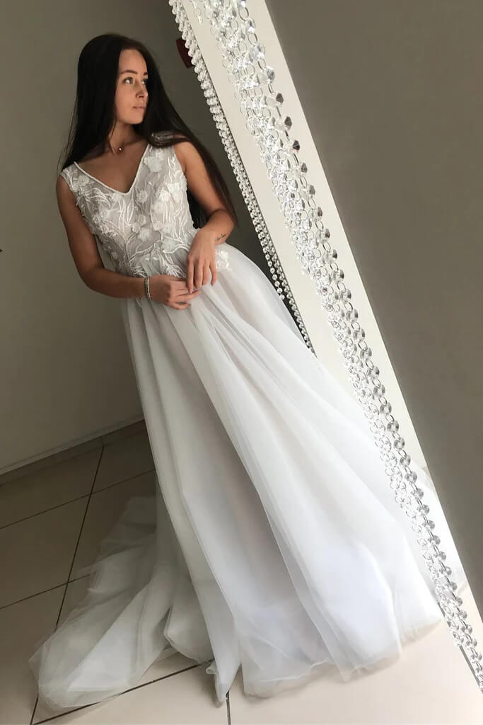 Tulle A-line V-neck Lace Appliques Wedding Dresses MW763 | Musebridals