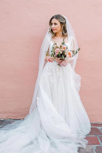 files/TulleALineVNeckSpaghettiStrapsWeddingDressesWithAppliques_MW1190_2.jpg