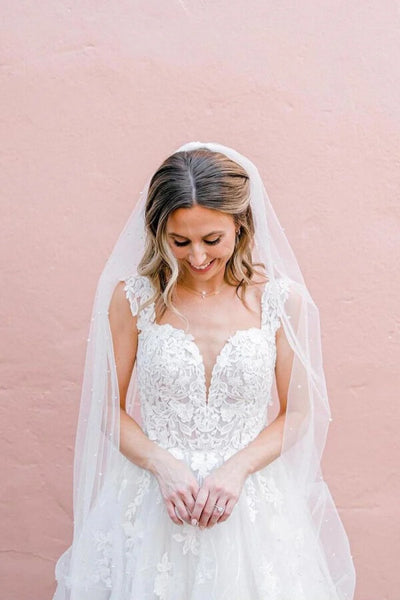 files/TulleALineVNeckSpaghettiStrapsWeddingDressesWithAppliques_MW1190_4.jpg