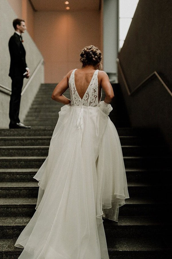 bridal dress pearls Tulle Lace A-line V-neck Wedding Dress With Pearls MW600
