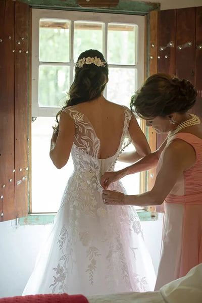 products/WhiteA-lineV-neckWeddingDressesWithLaceAppliques_BridalGown_MW826_1.jpg